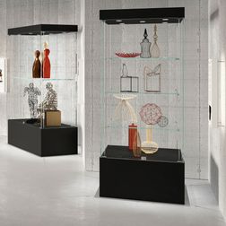 Glasmontre Athene 80 cm, m. 3 hylder