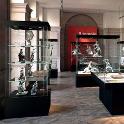 Glasmontre Athene 80 cm, m. 3 hylder