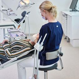 Taburet Round høj mørkegrå/sand ryglæn