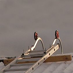 Tagbøjle A-L til montering på stige 