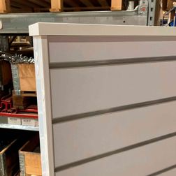 L-gondol H 150 cm hvid slatwall på stel