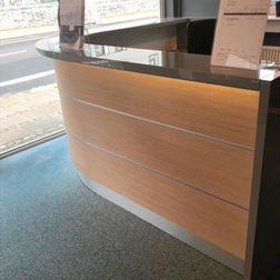 Receptionsdisk Valde, hjørne opstilling