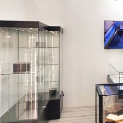 Glasmontre Athene 80 cm, m. 3 hylder