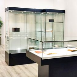 Glasmontre Athene 120 cm, m. 1 hylde