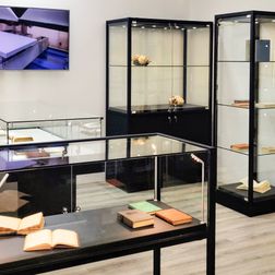 Glasmontre Arta m. underskab