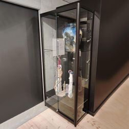 Glasvitrine Allum m/låsbare skydelåger
