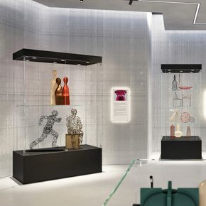 Glasmontre Athene 120 cm, m. 1 hylde