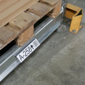 Etiketholder 210x39 mm vinklet 45gr. 
